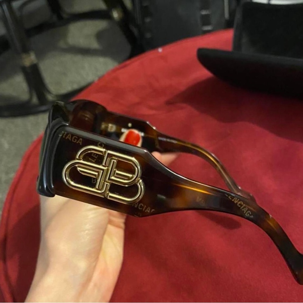Only worn once trendy BALENCIAGA sunglasses. Too big for my face ):